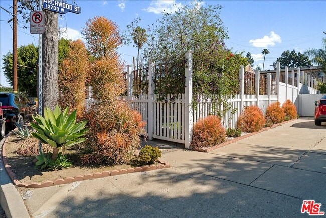 Building Photo - 6724 Mammoth Ave