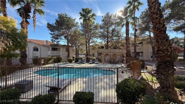 Building Photo - 2633 S Durango Dr