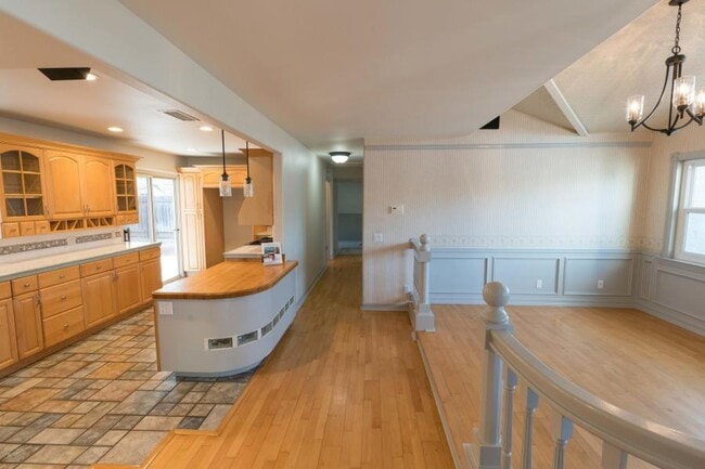 Building Photo - Calle Violeta