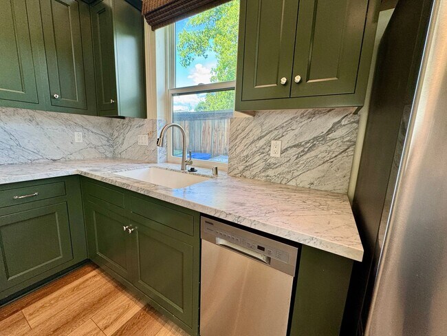 Building Photo - Custom Adorable Cottage Available in Folsom!