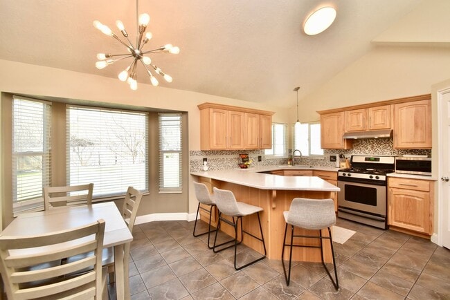 Building Photo - Spacious 4 Bed Murray Home with Huge Private Yard!