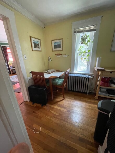 kitchen w/table - 7 Bowdoin Ave