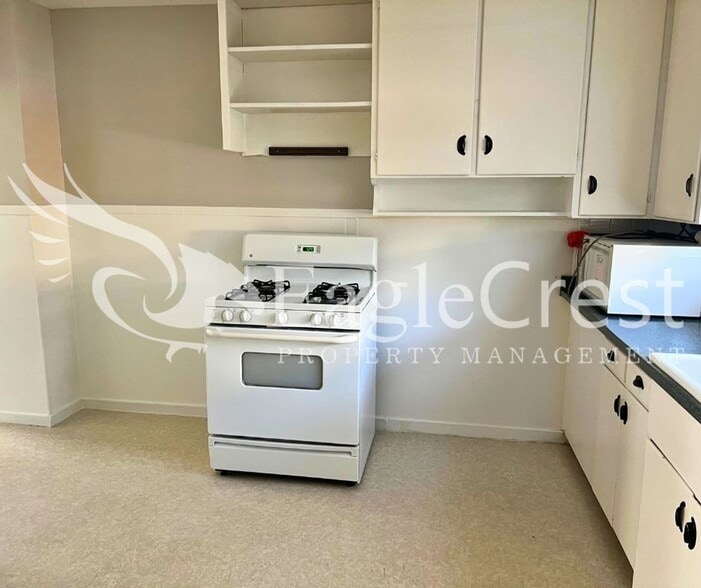 Building Photo - Charming 3BR Home with Spacious Yard & Bonus Living Space