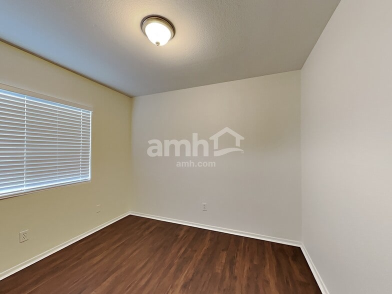 Building Photo - 11583 W Holly St