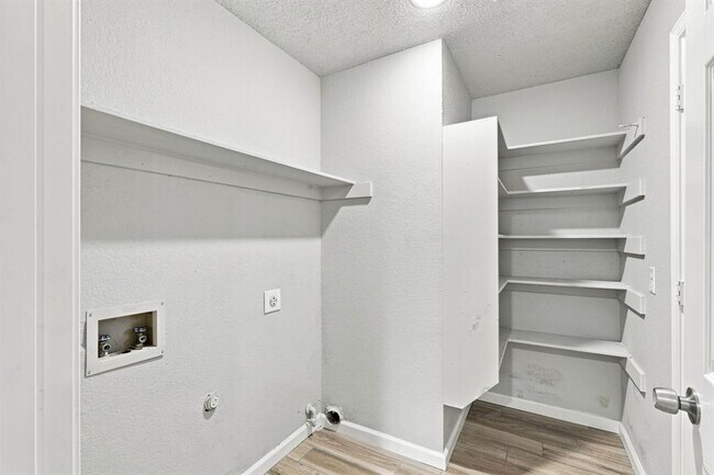 Building Photo - 106 Hague St