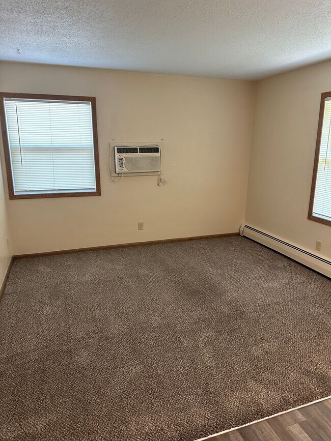 Building Photo - Forestview 1 Bedroom Upper Unit