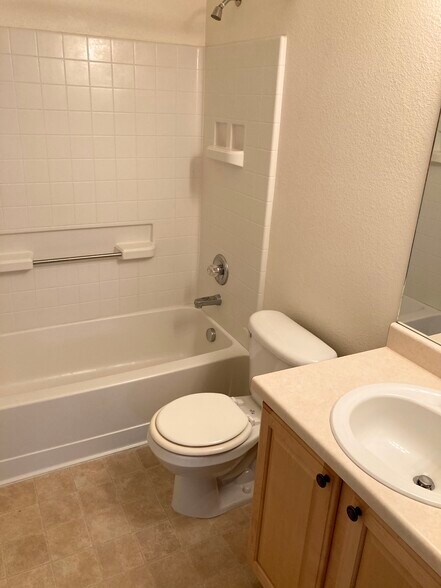 Upstairs Common Bathroom - 15949 Longford Dr