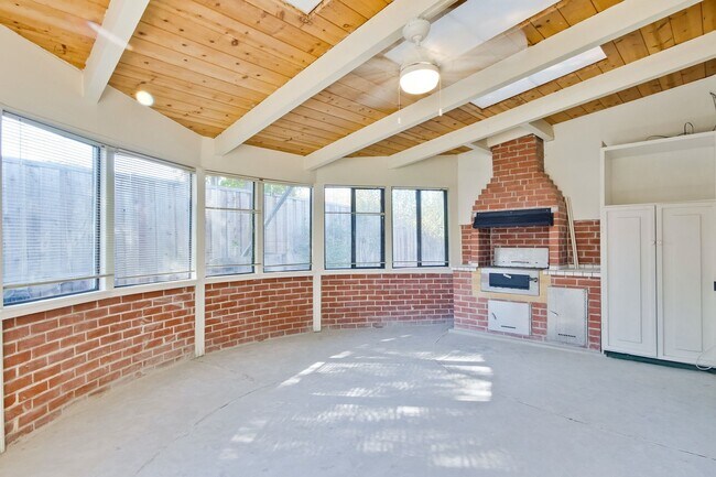 Building Photo - Hardwood Floors- Top Moreland SCH- SM Dogs Welcome- Close to Apple