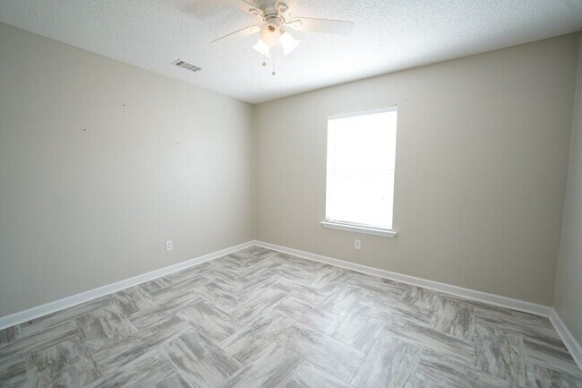 Building Photo - 134 Mustang Dr