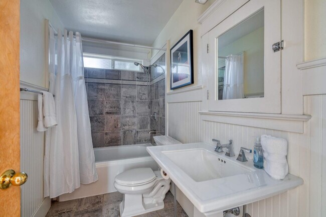 Building Photo - 5040 NE 18th Ave