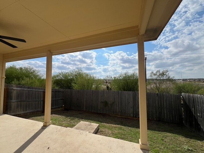 Building Photo - Luxury 3/2 duplex in NBTX