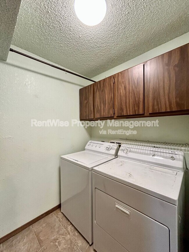 Building Photo - 875 N Gossett Pl