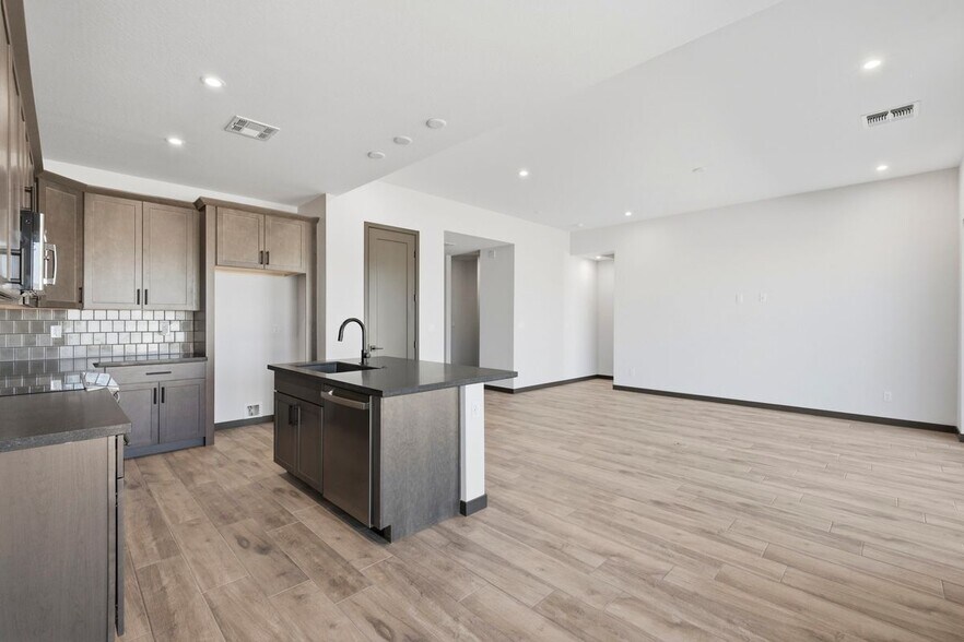 Building Photo - 5170 N Jeffers Ave
