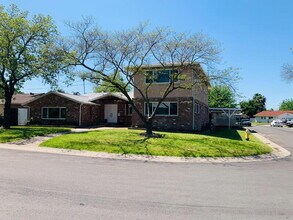 Building Photo - 2445 Town Cir