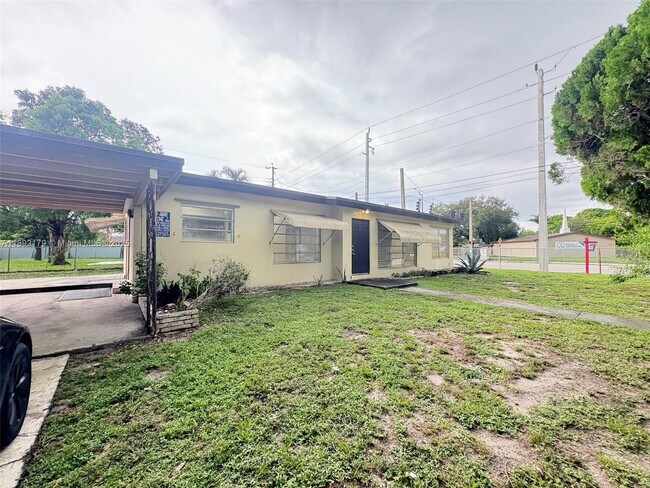 Building Photo - 1900 NW 12th Ave