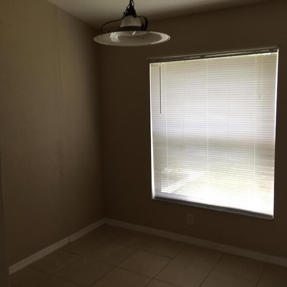 Building Photo - 1952 SW Hickock Terrace