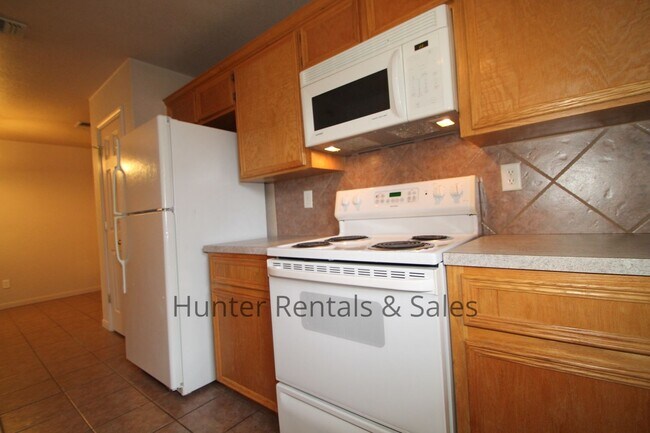 Building Photo - Live in Style!