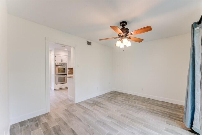 Building Photo - 560 Landfall Ln
