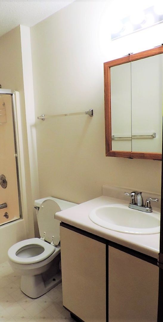 Building Photo - $910 | 2 Bedroom, 1 Bathroom 3rd Floor Con...