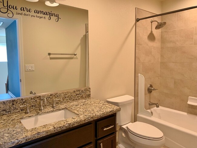 Building Photo - 4 Bedroom Home in Hollister