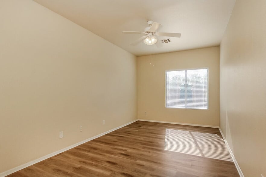 Building Photo - 16236 W Lilac St