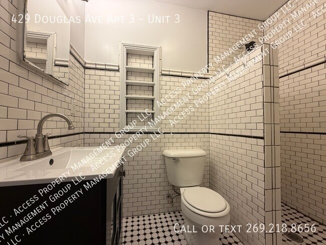 Building Photo - 429 Douglas Ave