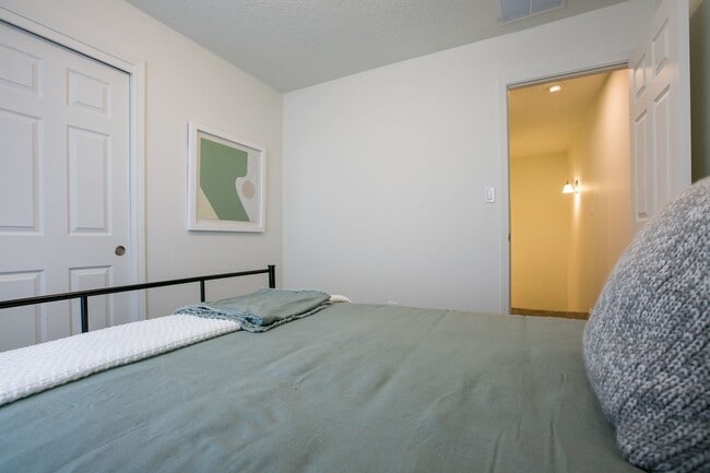 Building Photo - North Valley Townhome