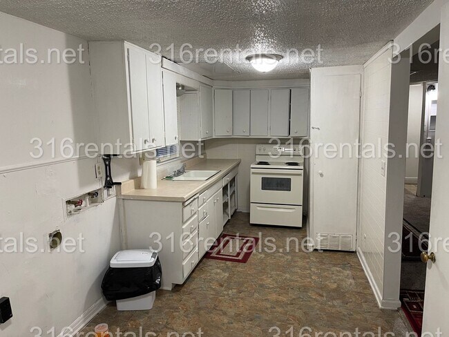 Building Photo - $775 - 2 bed 1 bath - Single Family Home