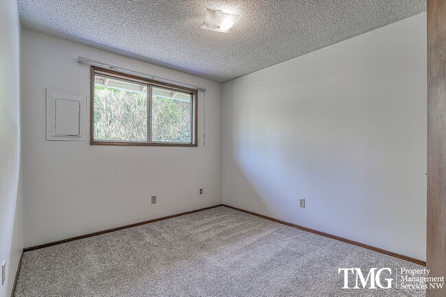 Building Photo - New Carpet & Fresh Paint, Small Dog Friend...