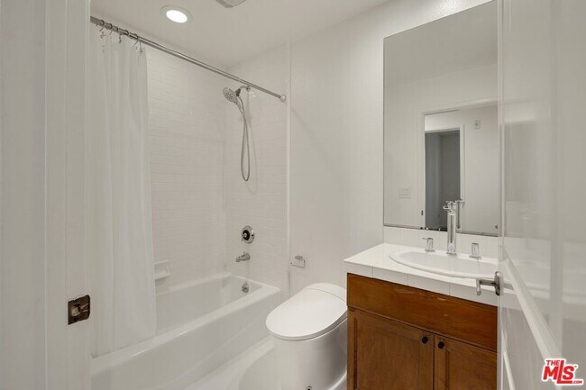 Building Photo - 5625 Crescent Prk W