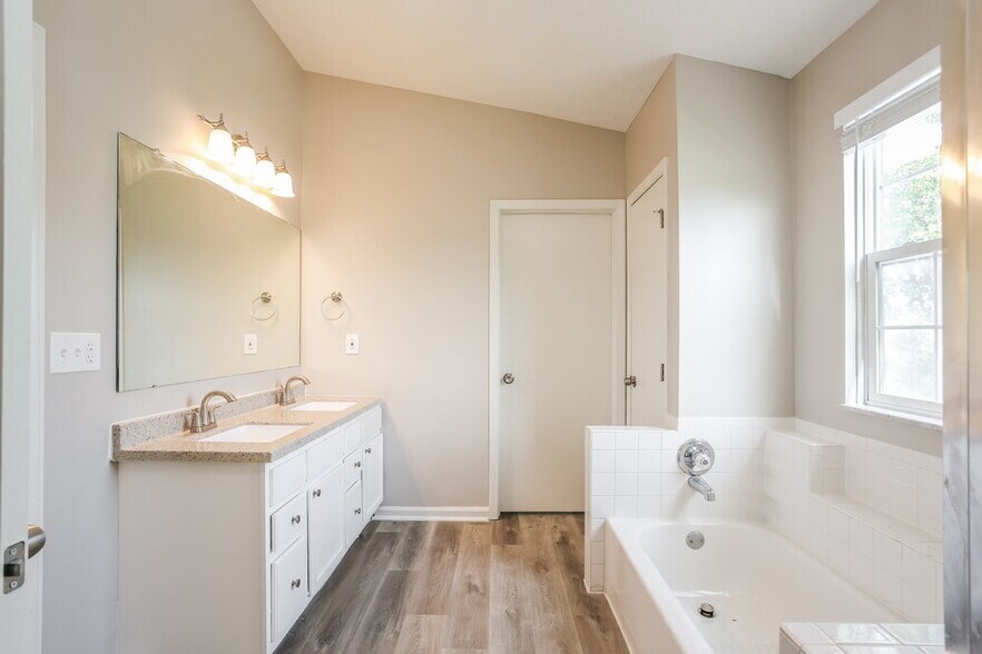 Building Photo - 3110 Ambarwent Rd