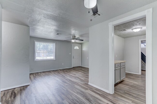 Building Photo - Newly Renovated  4 bedroom 1 bath