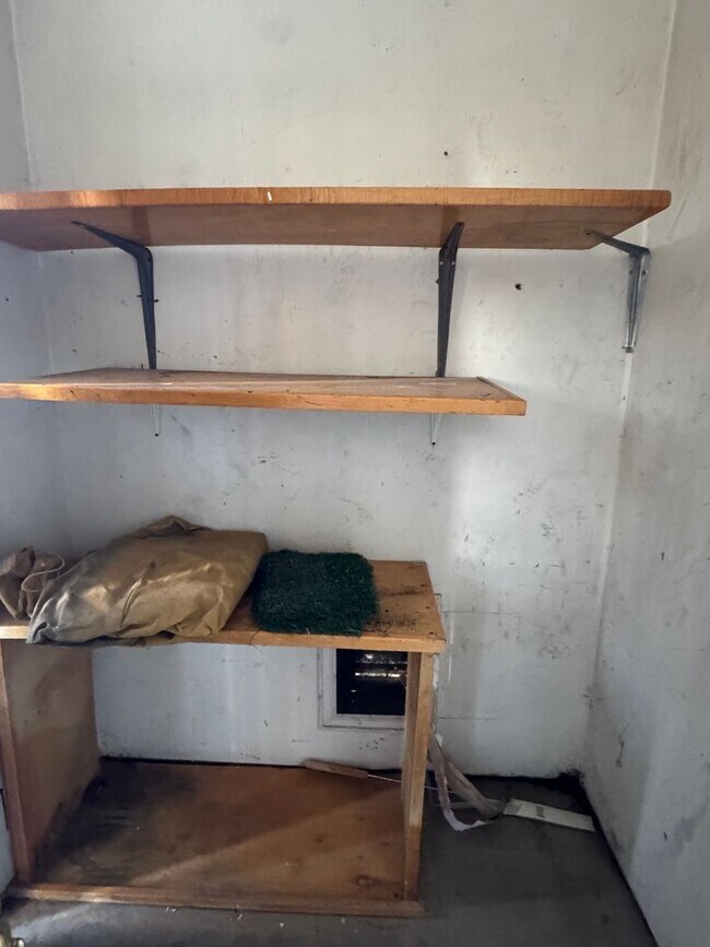 Building Photo - 481 1/2 Tracy Dr