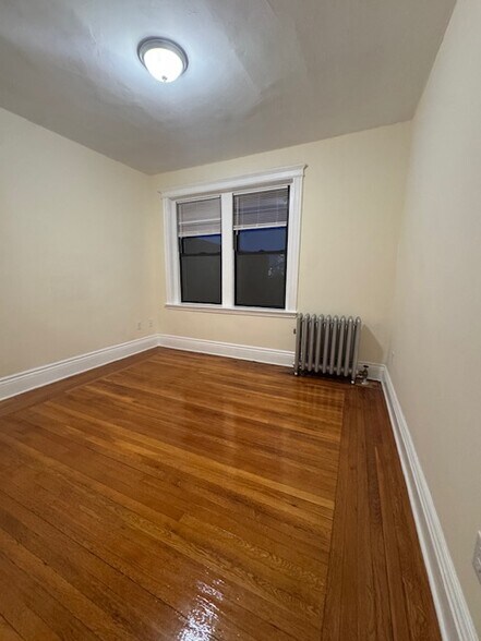 Building Photo - 27 Park Dr