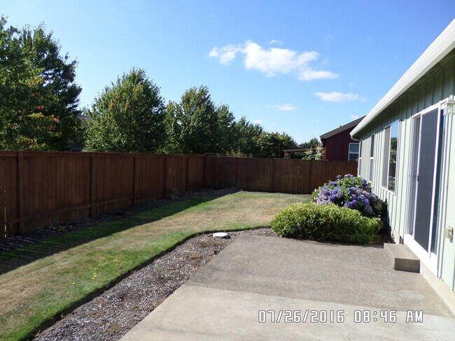 Building Photo - 3 Bedroom, 2 Bathroom Home with a 2 Car Ga...