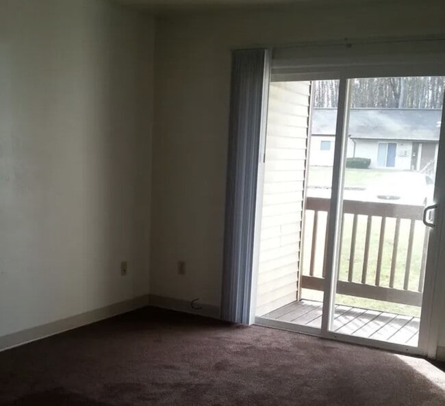 Building Photo - 300 Sand Hill Manor Dr