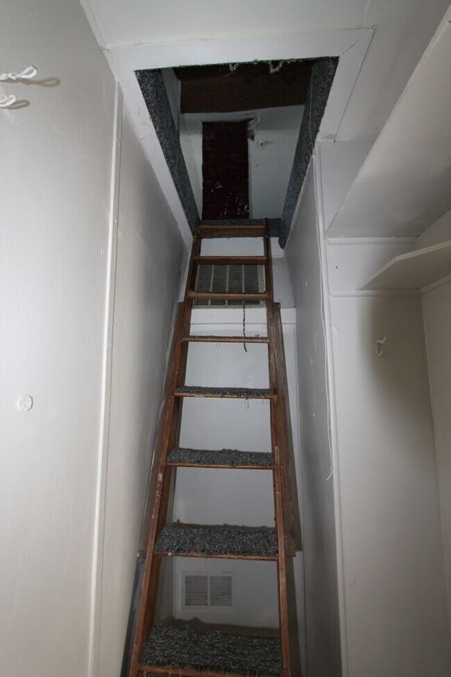 Building Photo - Massive Loft Area