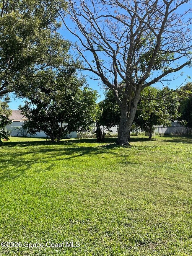 Building Photo - 997 Mariposa Dr NE