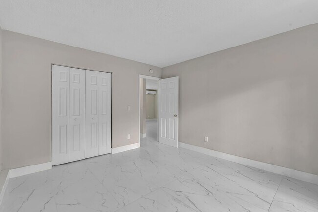 Building Photo - 626 SW 14th Ave