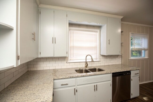 Building Photo - ** 3 bed 1.5 bath located in Mcgehee-Allen...