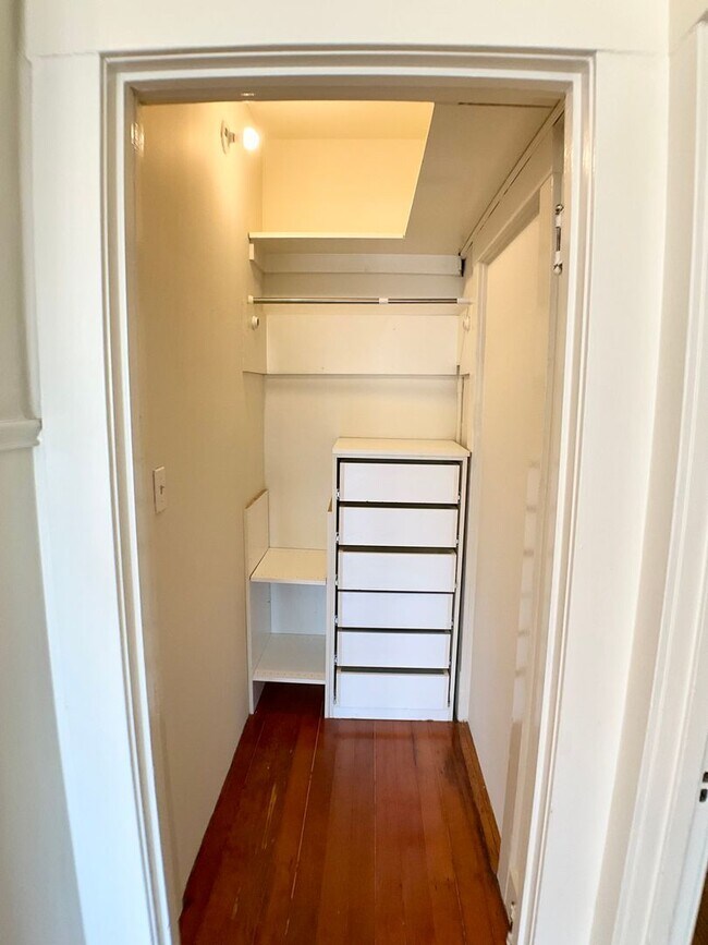 Building Photo - LARGE 3BR In Pac Heights. In-Unit Laundry!...