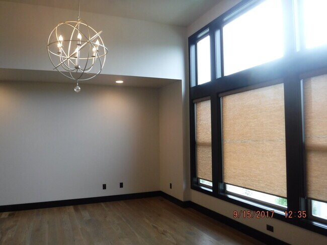 Building Photo - Gorgeous modern 5 bedroom - Minutes from MSU!