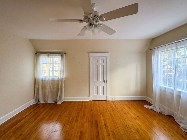 Building Photo - Stunning 4 Bed 4 Bath Haymount Home