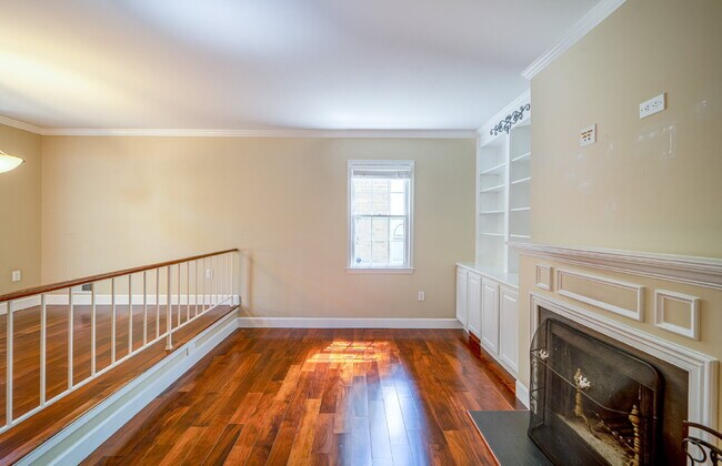 Building Photo - Charming End Townhouse in Prime North Old Town Location