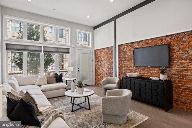 Building Photo - 2106 Spring St