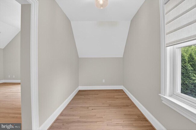 Building Photo - 5718 Huntington Pkwy