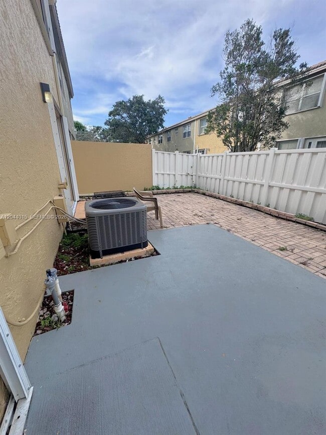 Building Photo - 1435 NW 154th Ln