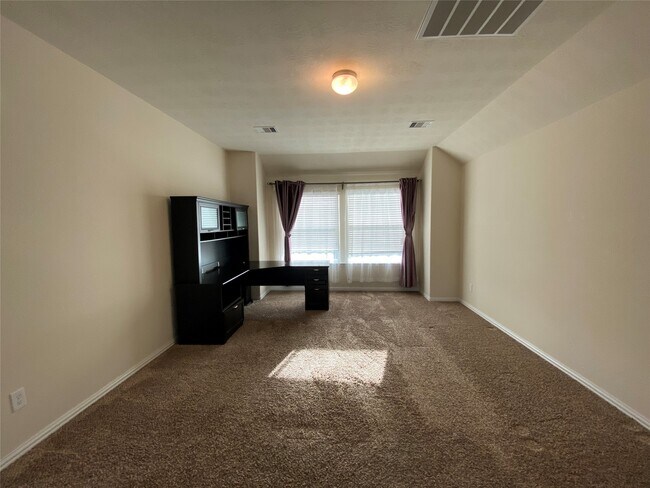 Building Photo - 24615 Forest Canopy Dr