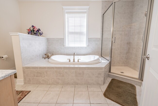 Master Bath - 101 Swan Cove Ln