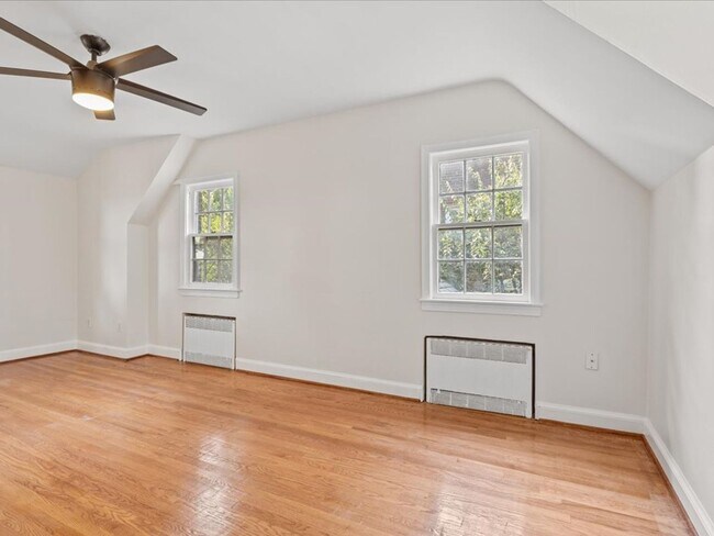 Building Photo - Vintage home with Modern finishes and fenc...